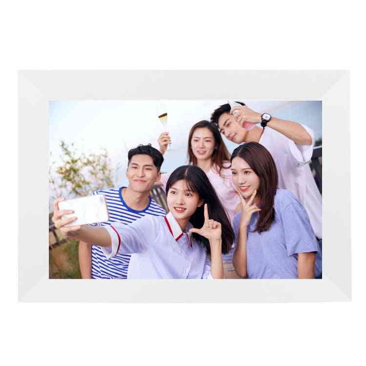 Digital photo frame displaying a group of people taking a selfie outdoors.